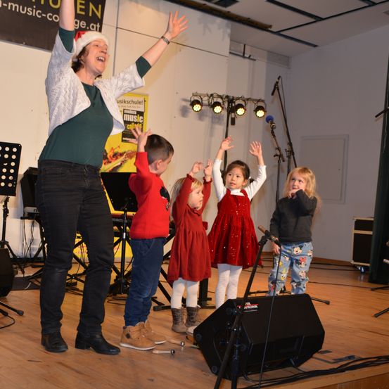 Bild enthält, Tripod, Adult, Male, Man, Person, Child, Female, Girl, Microphone, Group Performance