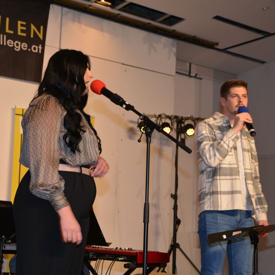 Bild enthält, Microphone, Adult, Female, Person, Woman, Male, Man, Pants, Jeans, Long Sleeve