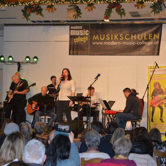 Bild enthält, Concert, Person, Group Performance, Music Band, Stage, Adult, Male, Man, Female, Woman