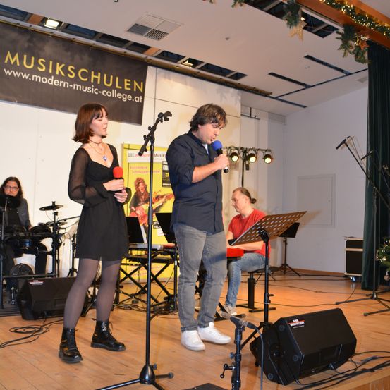 Bild enthält, Adult, Female, Person, Woman, Male, Man, Stage, Concert, Microphone, Flooring