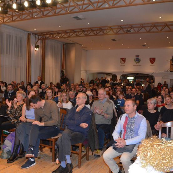 Bild enthält, People, Person, Crowd, Adult, Female, Woman, Male, Man, Shoe, Audience