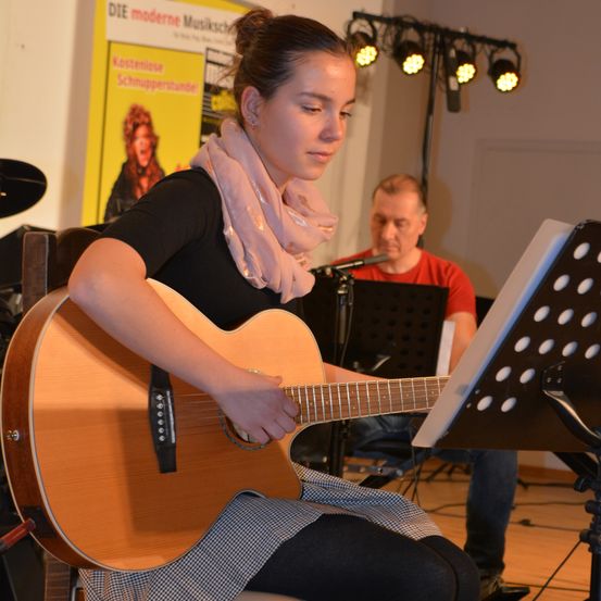 Bild enthält, Adult, Female, Person, Woman, Wood, Guitar, Boy, Child, Male, Face