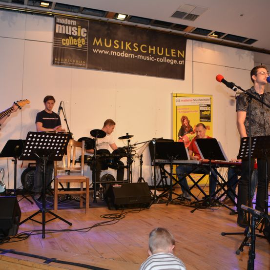 Bild enthält, Group Performance, Music Band, Person, Concert, Stage, Guitar, Adult, Male, Man, Child