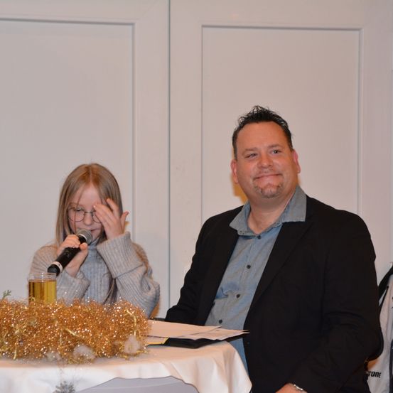 Bild enthält, Flower Arrangement, Adult, Male, Man, Person, Female, Woman, Face, Finger, Flower Bouquet