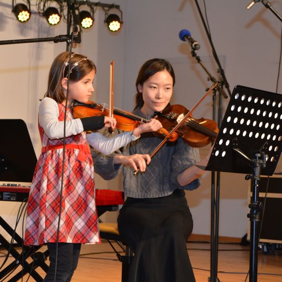 Bild enthält, Musical Instrument, Violin, Electrical Device, Microphone, Person, Stage, Group Performance, Face, Performer, Musician