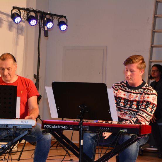 Bild enthält, Laptop, Adult, Male, Man, Person, Face, Music, Musical Instrument, Musician, Performer