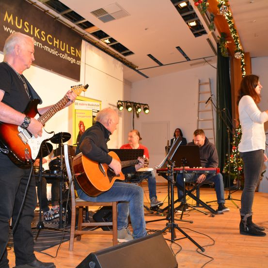 Bild enthält, Group Performance, Music Band, Person, Concert, Guitar, Adult, Male, Man, Female, Woman