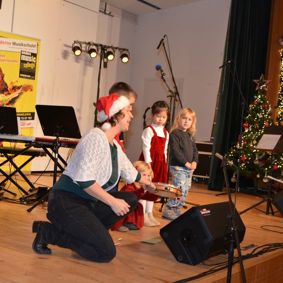 Bild enthält, Wood, Person, Floor, Flooring, Face, Group Performance, Music, Musical Instrument, Musician, Performer