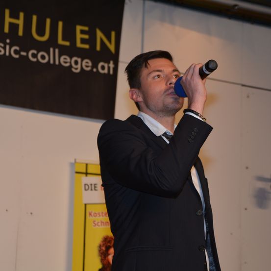 Bild enthält, Microphone, People, Person, Adult, Male, Man, Crowd, Finger, Face, Formal Wear