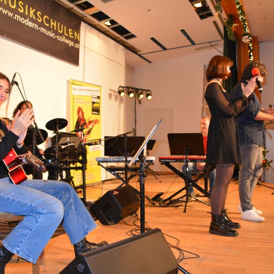 Bild enthält, Group Performance, Music Band, Person, Adult, Female, Woman, Male, Man, Shoe, Concert