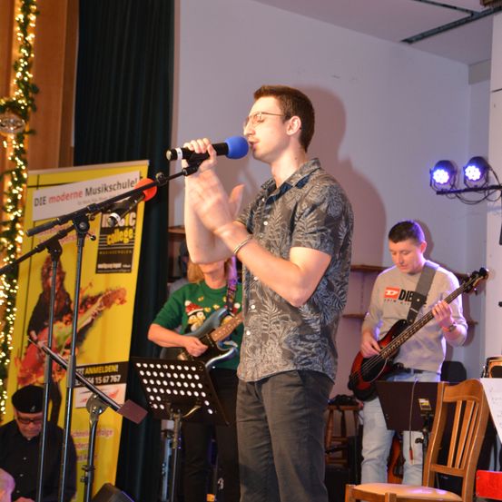 Bild enthält, Microphone, Concert, Crowd, Person, Adult, Male, Man, Guitar, Musical Instrument, Chair