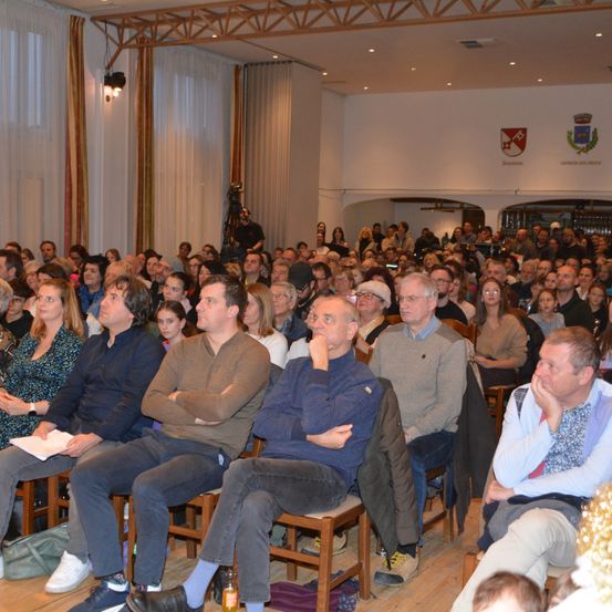 Bild enthält, People, Person, Crowd, Adult, Female, Woman, Male, Man, Shoe, Audience