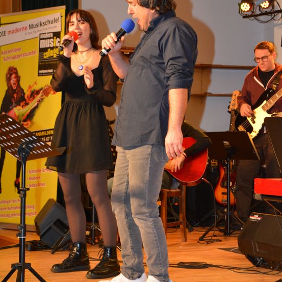 Bild enthält, Microphone, Adult, Female, Person, Woman, Male, Man, Concert, Music Band, Shoe