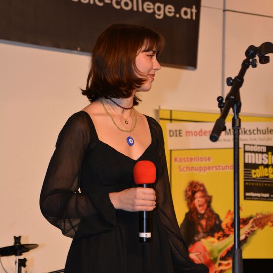 Bild enthält, Microphone, Adult, Female, Person, Woman, Dress, Formal Wear, Fashion, Finger, Evening Dress