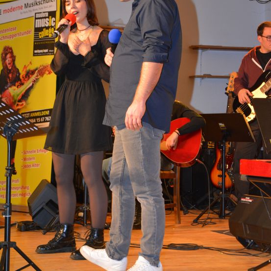 Bild enthält, Adult, Female, Person, Woman, Male, Man, Microphone, Guitar, Shoe, Jeans