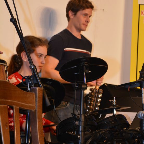 Bild enthält, Microphone, Adult, Male, Man, Person, Musical Instrument, Musician, Performer, Face, Drummer