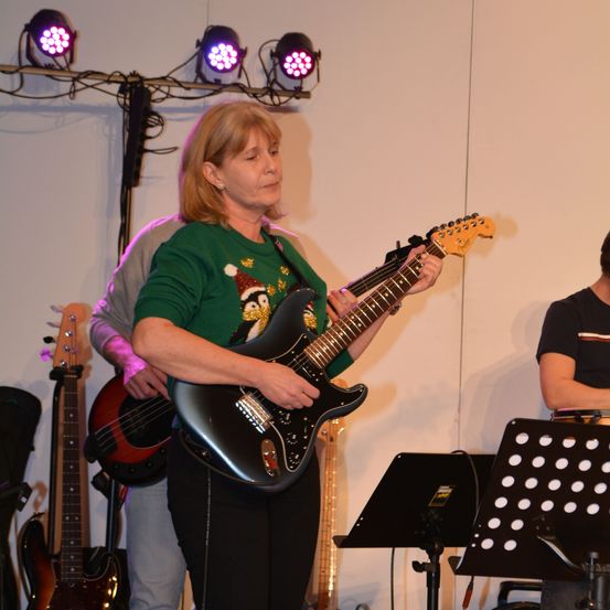 Bild enthält, Guitar, Musical Instrument, Electric Guitar, Person, Adult, Male, Man, Concert, Bass Guitar, Face