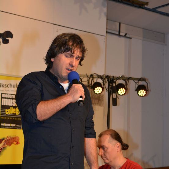 Bild enthält, Microphone, People, Person, Adult, Male, Man, Crowd, Finger, Face, Jeans