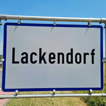 Bild enthält, Bus Stop, Outdoors, Sign, Symbol, Text, Advertisement, Road Sign