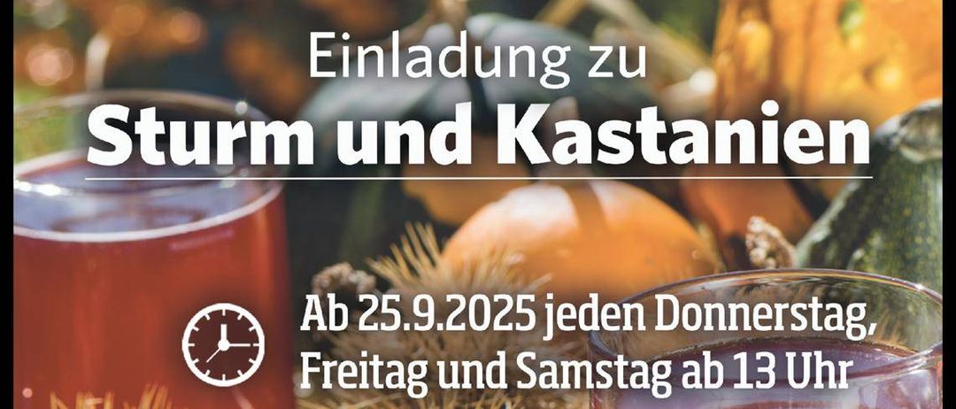 Ein Plakat zeigt zwei Gläser mit roten Getränken, wahrscheinlich Punsch, umgeben von herbstlichen Elementen. Der Text lautet 'Einladung zu Sturm und Kastanien'. Datum: 25.9.2025. Geöffnet jeden Donnerstag, Freitag und Samstag bis 13 Uhr. Ort: Bairisch Kölldorf. Veranstaltung läuft bis Allerheiligen.