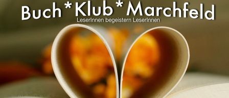 Ein offenes Buch mit einer herzförmigen Aussparung in der Mitte. Datum auf der linken Seite und eine Website in der unteren rechten Ecke.