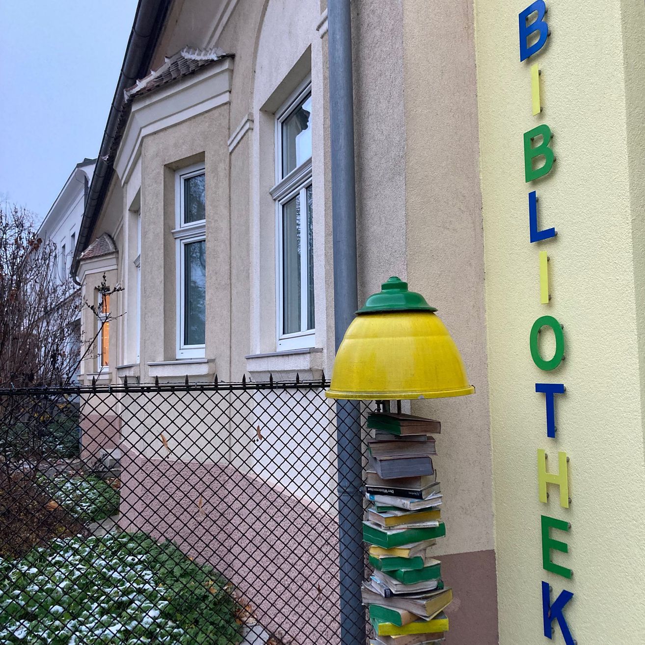 Bild enthält, Neighborhood, Window, City, Bay Window, Housing