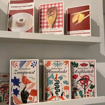 Bild enthält, Shelf, Furniture, Book, Publication, Bookcase, Business Card, Text, Bird