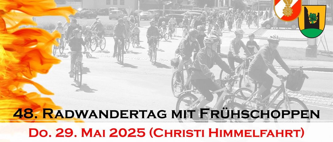 Eine große Gruppe von Radfahrern mit Helmen fährt auf einer Straße in einer Stadt mit Häusern und Bäumen im Hintergrund. Der Textüberlagerung lautet 'Wandertag mit Fruhsc. Mai 2025 (Christi Himmel)'.