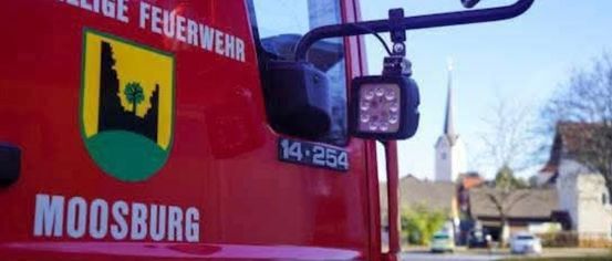 Ein roter Feuerwehrwagen aus Moosburg mit einem gelben Emblem und der Nummer 14-254 ist auf einer Straße geparkt.