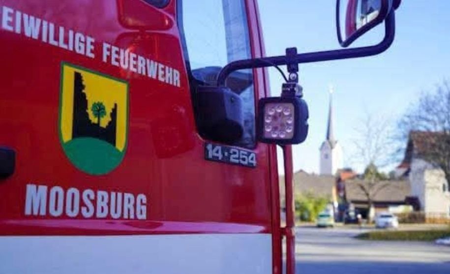 Ein roter Feuerwehrwagen aus Moosburg mit einem gelben Emblem und der Nummer 14-254 ist auf einer Straße geparkt.
