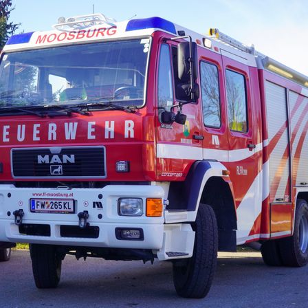 Ein rot-weißer Feuerwehrwagen mit dem Wort Moosburg oben und dem Text Feuerwehr an der Seite. Es hat ein Kennzeichen FW 265KL.
