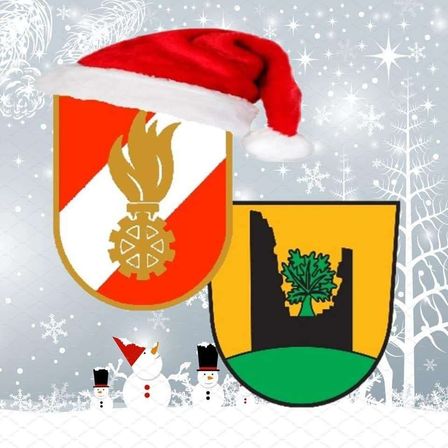 Ein festliches Feiertagsbild mit drei Schneemännern, zwei Wappen und einer Weihnachtsmütze mit einer brennenden Fackel in der Mitte.