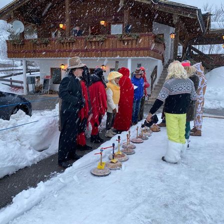 Bild enthält, Nature, Outdoors, Person, Car, Vehicle, People, Snow, Footwear, Shoe, Coat