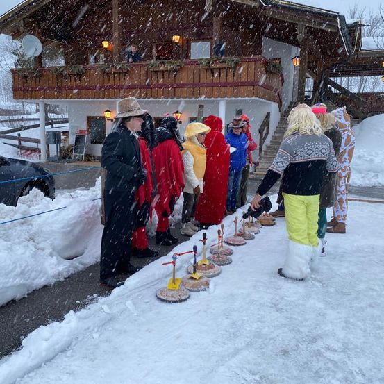 Bild enthält, Nature, Outdoors, Person, Car, Vehicle, People, Snow, Footwear, Shoe, Coat