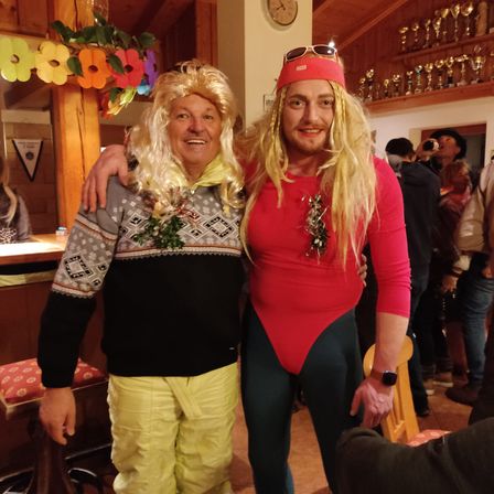 Bild enthält, Person, Photography, Portrait, Pants, Costume, Lighting, Adult, Female, Woman, Living Room