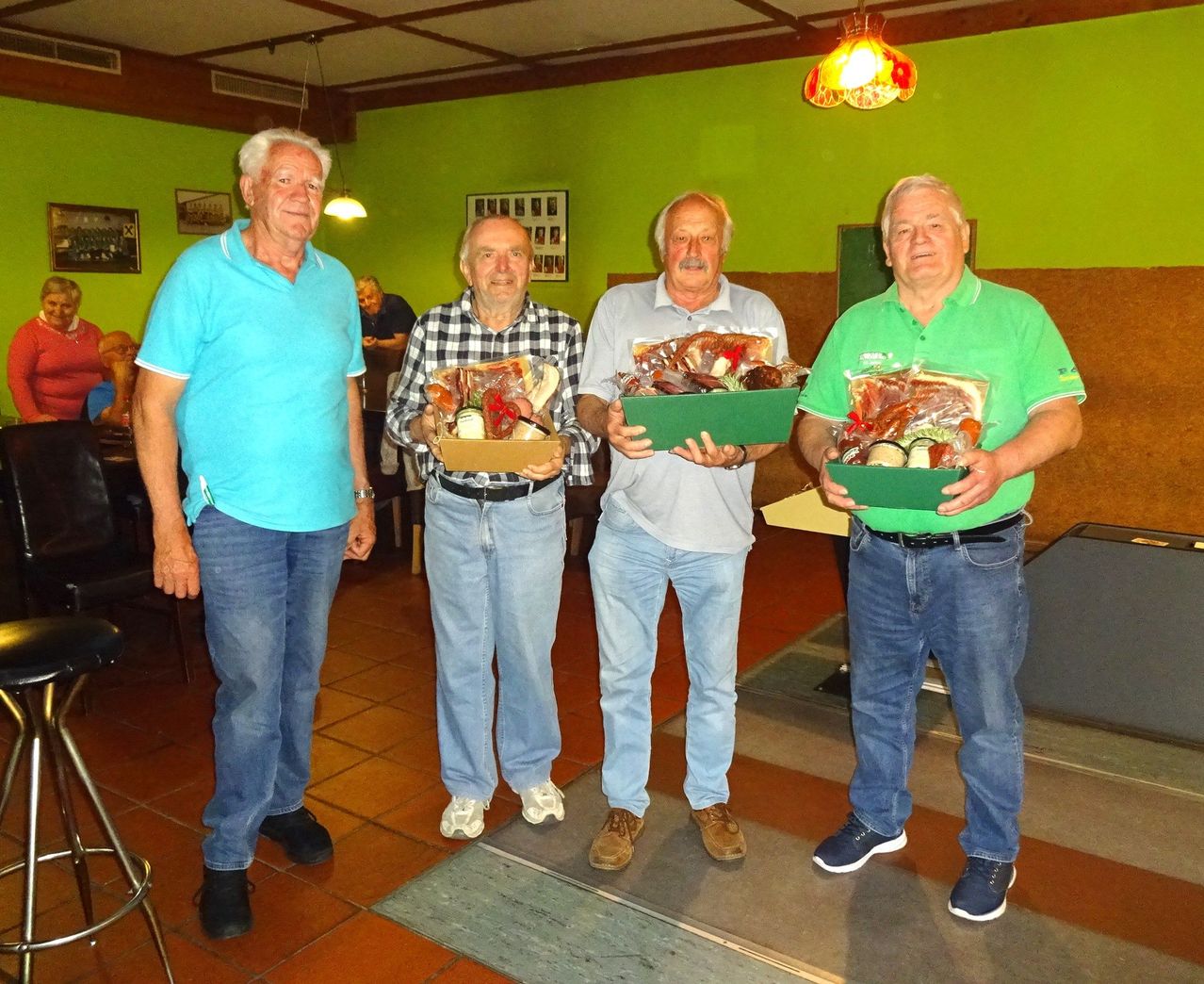 Bild enthält, Pants, Person, Photography, Portrait, Jeans, Shoe, Adult, Male, Man, Lamp