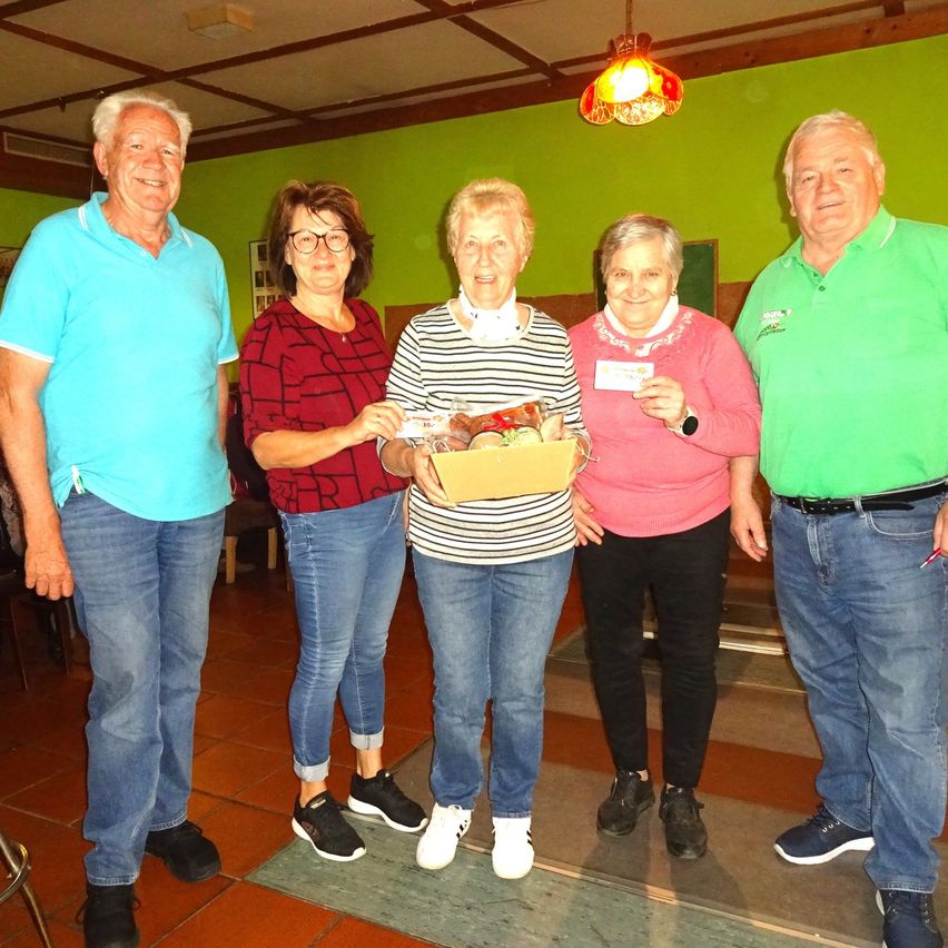 Bild enthält, Pants, Jeans, Shoe, Adult, Male, Man, Person, Belt, Glasses, Woman