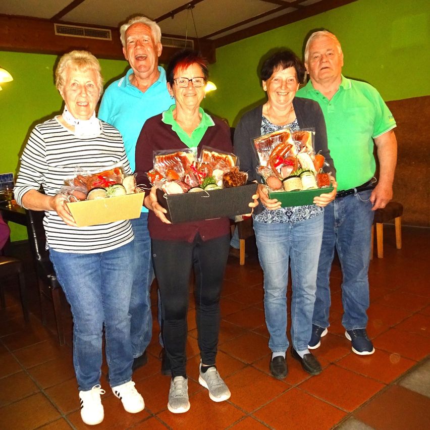 Bild enthält, Pants, Person, Photography, Portrait, Jeans, Meal, Shoe, Adult, Male, Man
