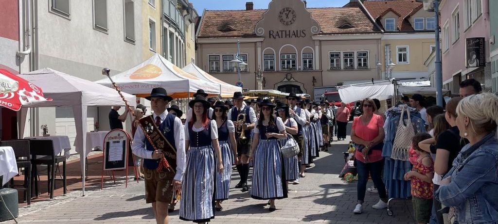 Bild enthält, People, Person, Urban, City, Adult, Female, Woman, Male, Man, Shorts