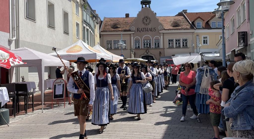 Bild enthält, People, Person, Urban, City, Adult, Female, Woman, Male, Man, Shorts