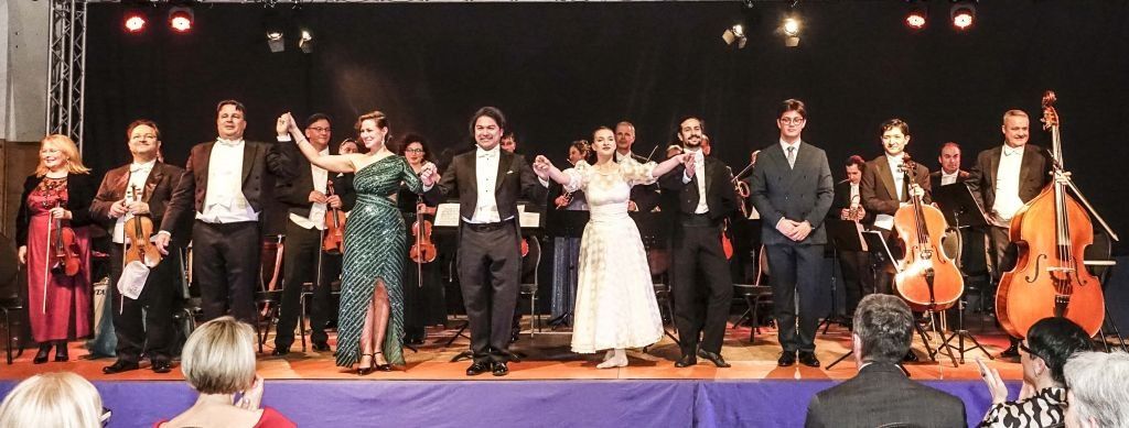 Bild enthält, Adult, Female, Person, Woman, Male, Man, Bride, Music, Musician, Group Performance