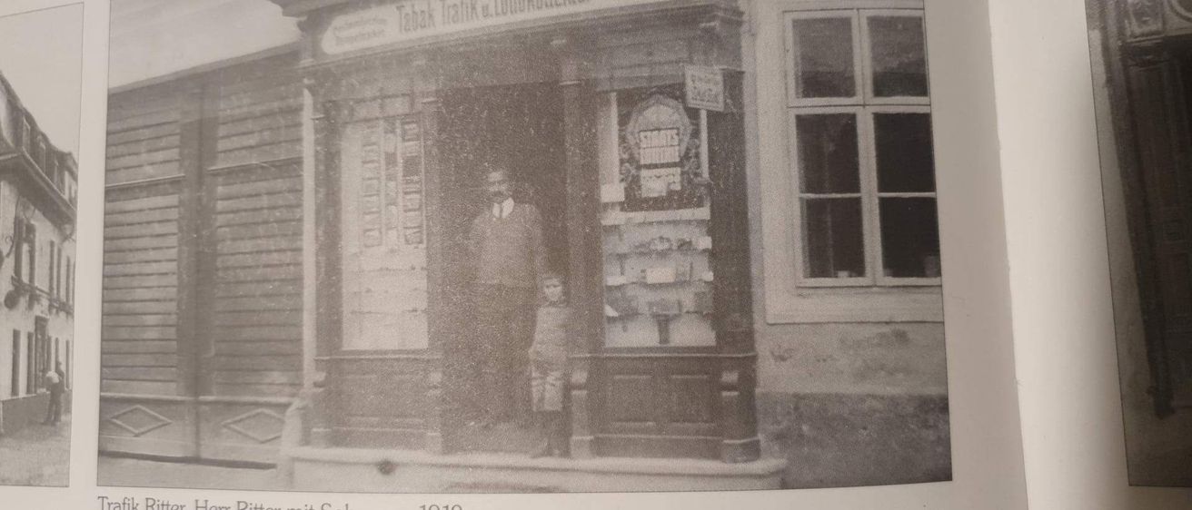 Bild enthält, Person, Architecture, Building, Outdoors, Face, Head, Shop