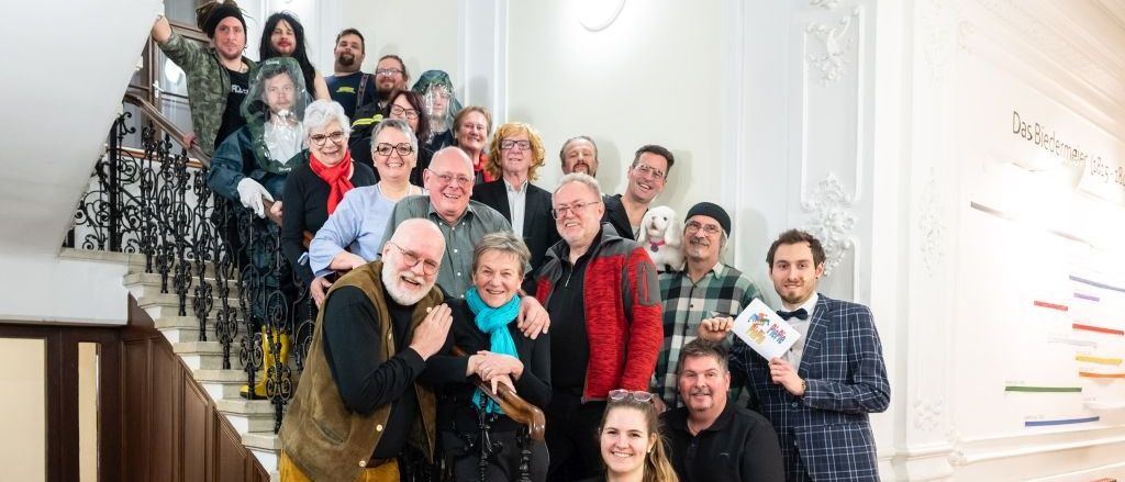 Bild enthält, People, Person, Groupshot, Staircase, Adult, Female, Woman, Male, Man, Pants