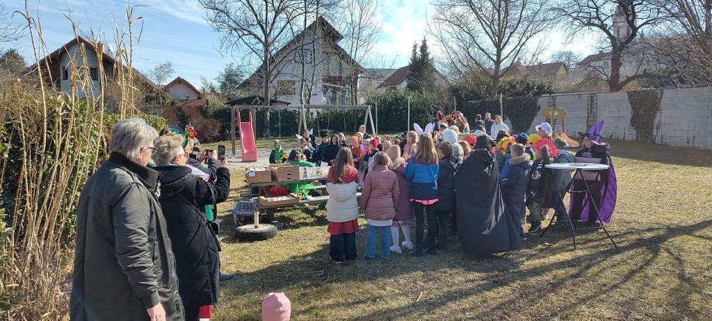 Bild enthält, Nature, Outdoors, Countryside, Rural, Adult, Male, Man, Person, Village, People