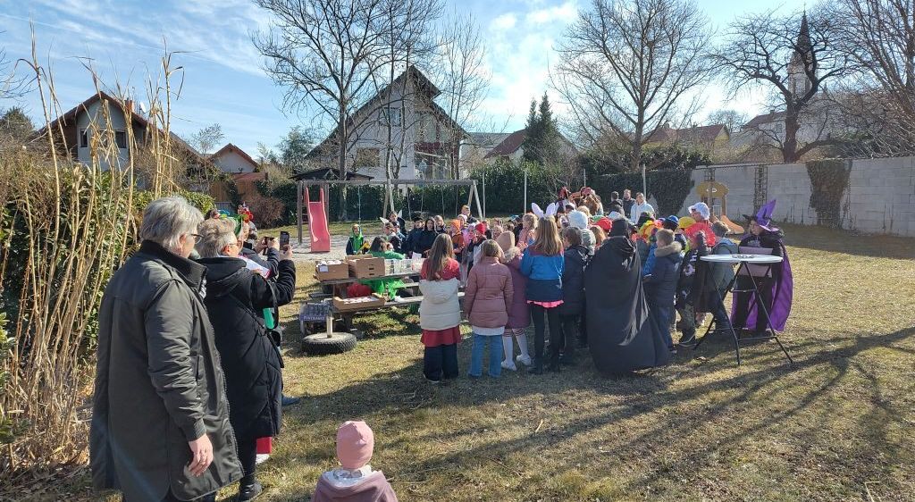 Bild enthält, Nature, Outdoors, Countryside, Rural, Adult, Male, Man, Person, Village, People