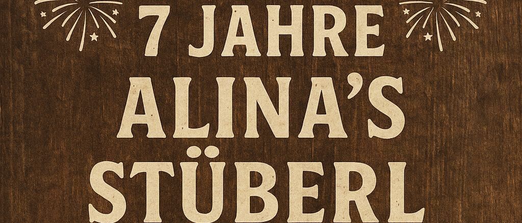Ein hölzerne Plakatanzeige kündigt eine Jubiläumsfeier für Alinas Stüberl am 30. August an. Die Veranstaltung umfasst Live-Musik, leckeres Essen und Getränke. Beginn um 19:00 Uhr.
