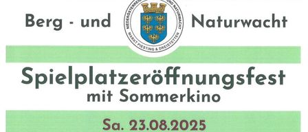 Plakat für ein Spielplatz-Eröffnungsfest mit einem Sommerfilm am 23.08.2025. Beginn um 16:00 mit kostenlosen Spielen und Kinderaktivitäten, gefolgt von einer Eröffnungsrede um 20:00. Um 21:30 wird ein Film über einen Panda gezeigt. Snacks und Getränke sind vorhanden.