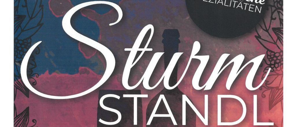 Werbeplakat für einen Weinstand 'Sturm Standl' am 20. September ab 16 Uhr im Rathausgarten. Es zeigt Weinflaschen und Trauben.