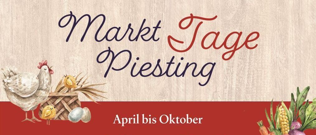 Ein Plakat bewirbt den Piestinger Bauernmarkt. Er läuft von April bis Oktober jeden vierten Samstag des Monats. Es bietet saisonale und regionale Produkte wie Wildfleisch, Kunst, Brot, Gemüse, Honigprodukte und hausgemachte Bauernschmandkerl.