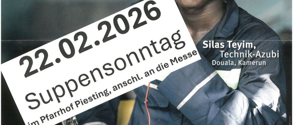 Ein lächelnder junger Mann hält ein Schild mit dem Text '22.02.2026 Suspensionsonntag im Pfarrhof Piesting'. Er trägt ein blaues Uniform und arbeitet an einem Computer.